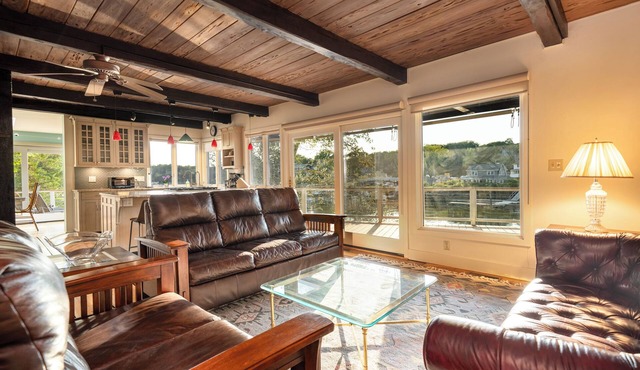 Waterfront GEM: 3BR House w/AC & WiFi in Branford, minutes from Yale