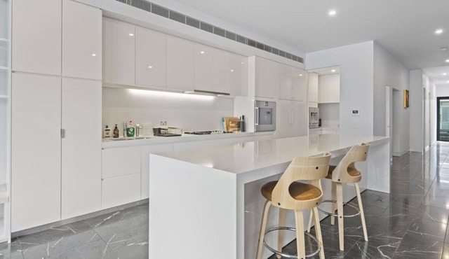 Waterfront Gem in Dockland Expansive 5BR/4BA