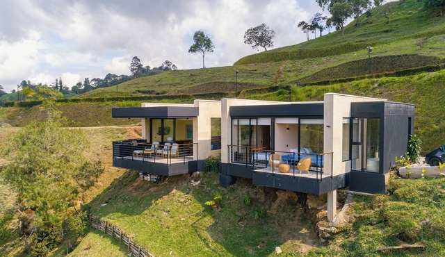 Waterfront Getaway with Jacuzzi & BBQ in Guatapé
