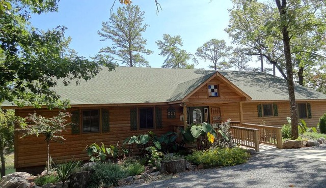 Waterfront Group Cottage with Hot-Tub and Pool in Mount Ida, Arkansas