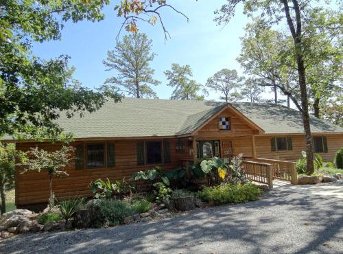 Waterfront Group Cottage with Hot-Tub and Pool in Mount Ida, Arkansas