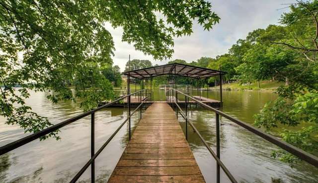 Waterfront Group Getaway Near Land Btwn the Lakes