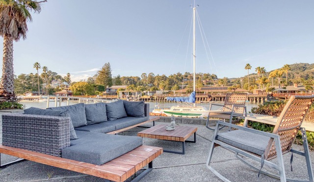 Waterfront Hawaiian oasis