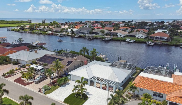 Waterfront, heated Pool, kayaks, Game room, fishing