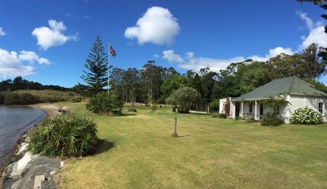 Waterfront Historic Homestead in Clendon Cove with tidal boat ramp, EV charging