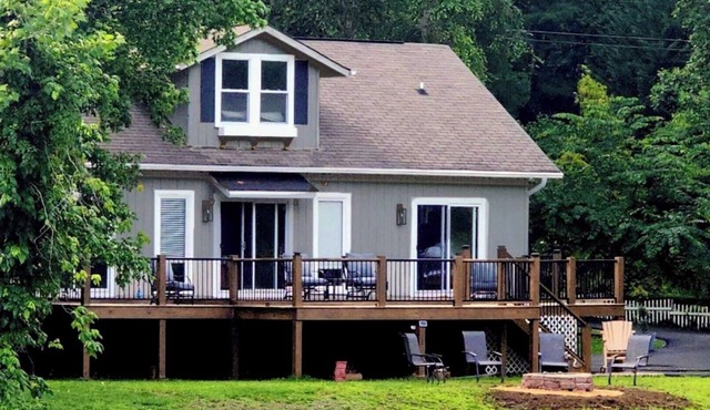 Waterfront Home, 3 BR, 2 Bath, HOT TUB, Pet-Friendly, Fishing, Fire Pit