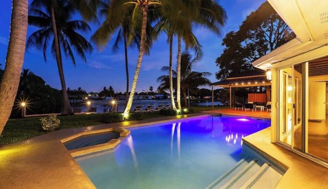 Waterfront Home 4 Bedroom w/Pool, and Game Room!