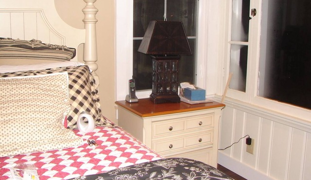 Waterfront home 5 minutes from Mount Wachusett