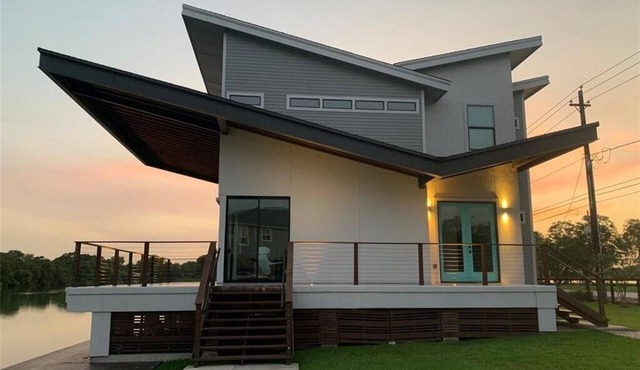 Waterfront home - Seabrook w/Soaring ceiling, Lake view, WeeklyStay