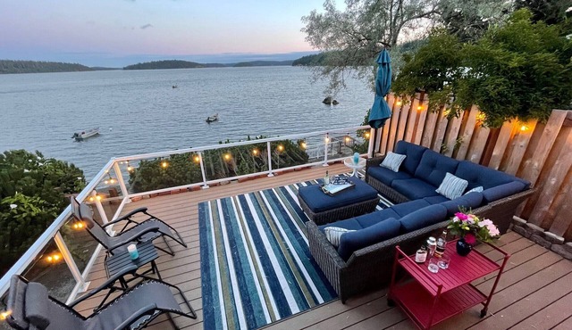Waterfront home, steps to the beach in protected bay! Birding, kayaking, swim.