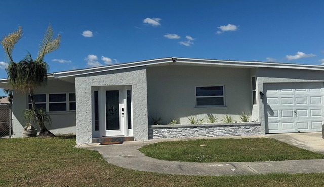 Waterfront Home w dock & pool table 3 bedroom, sleeps 8
