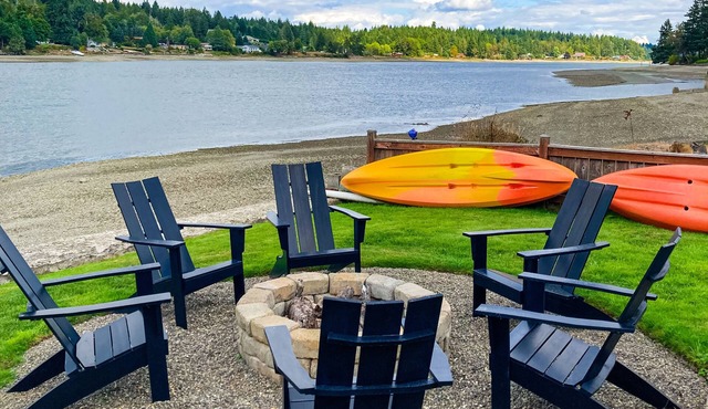 Waterfront home with 115' of private beach, 4 kayaks, firepit & stunning views