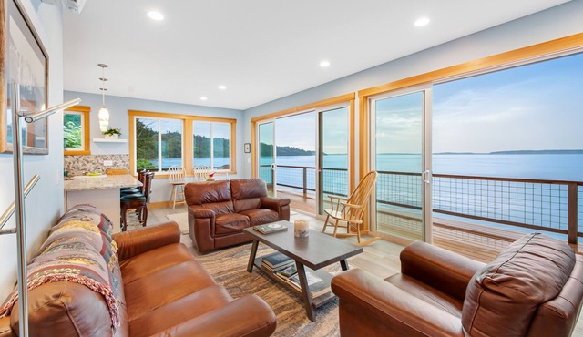 Waterfront home with amazing sound and mountain views - AC, kayaks, washer/dryer
