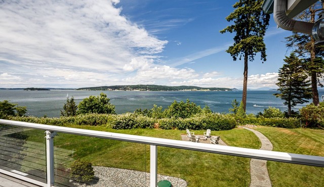 Waterfront Home with Game Room, Fireplaces, Kayaks, AC and Private Beach Access