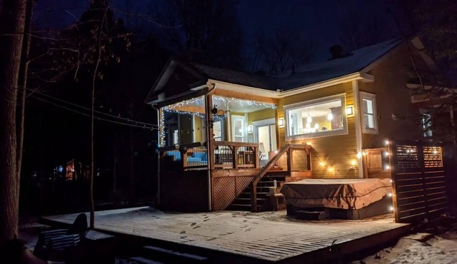 Waterfront home with hot tub in Eastern Townships