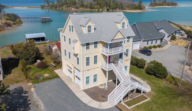 Waterfront Home with pool, dock, gameroom, and kayaks!