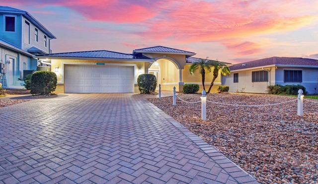 Waterfront home with Pool & Dock - Isles Of Capri, Naples and Marco Island area