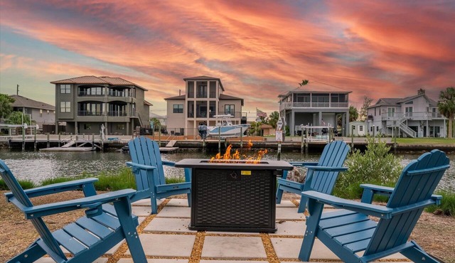 Waterfront Hot Tub & Firepit | Kayaks provided!