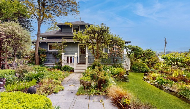 Waterfront house with beach access, deck, central AC, W/D