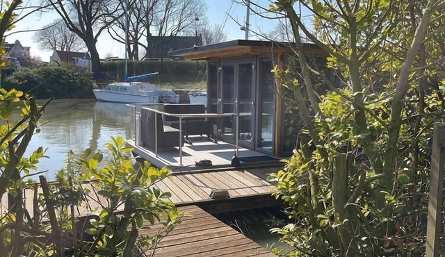Waterfront houseboat near the centre