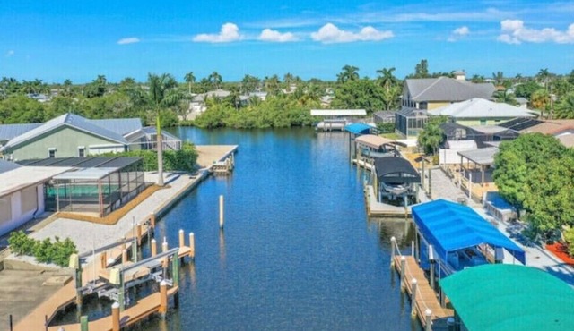 🐠Waterfront Island and Pool Dream Retreat!🐋