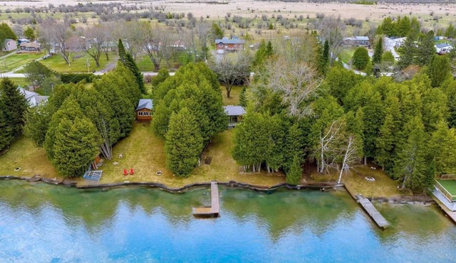Waterfront Kawartha Lakes Cottage - Canal Lake