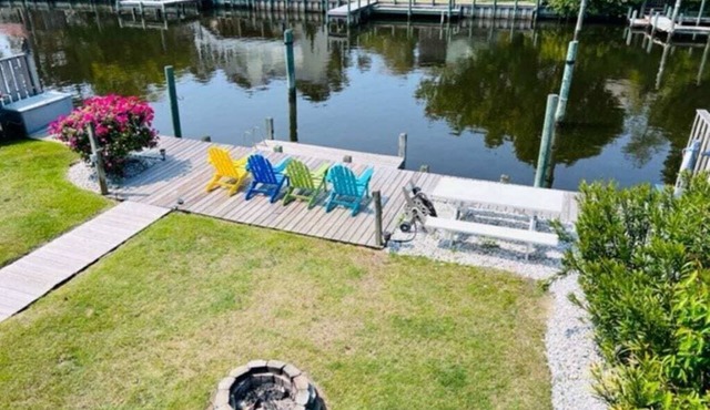Waterfront! Kayaks, Game Room, Hot Tub, Theater Room,Fire Pit, Comm Pool,Dogs OK