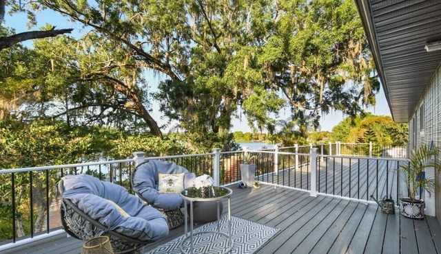 Waterfront King Guest Suite (Pet Friendly)