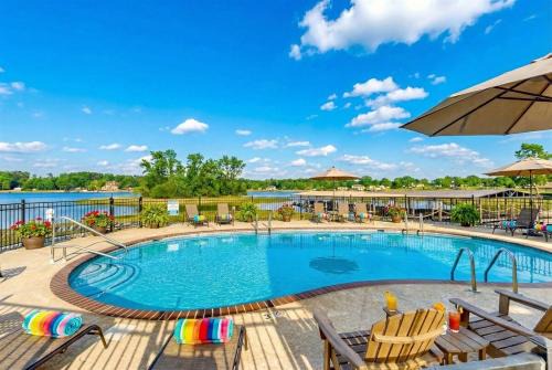 Waterfront Lake Hamilton Condo with Pool & Tennis
