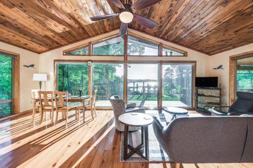Waterfront Lancaster Cabin ~ 10 Mi to Kilmarnock!