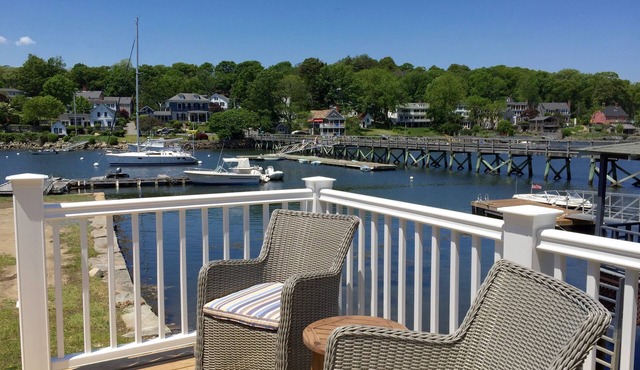 Waterfront Living w Stunning Views, Beautiful Decor, Kayaks, Private drive