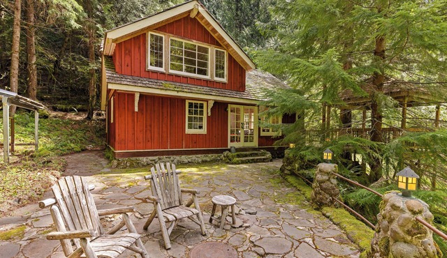Waterfront lodge on 24 acres with patio & fireplace
