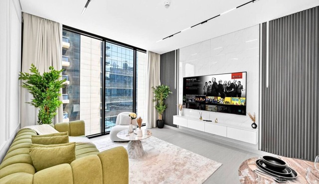 Waterfront Luxury 2BR in Business Bay