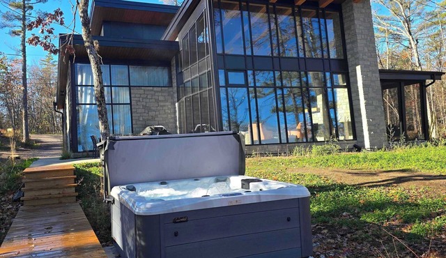 Waterfront Luxury 5-bedroom cottage with Hot tub