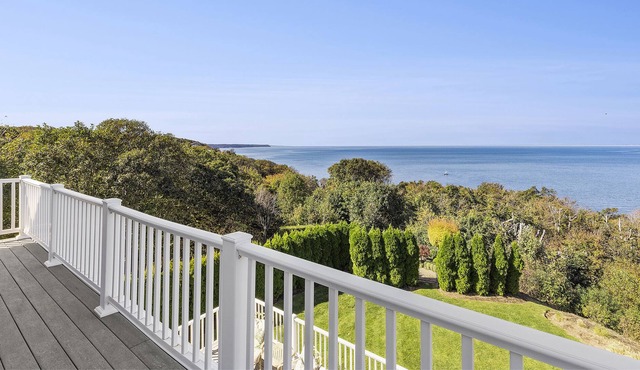 Waterfront Luxury Home: Private Pool, Sunsets & Coastline Views, Pool Table