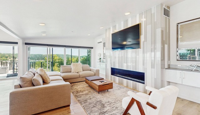 Waterfront Luxury Retreat – Perfect for Family Reunions