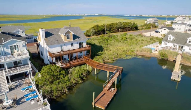 Waterfront Manor Wow | Private Dock + Decks