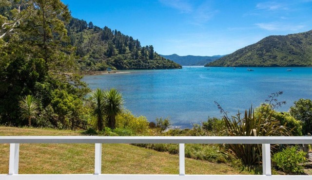 Waterfront Marlborough Sounds Retreat 10min drive from Picton