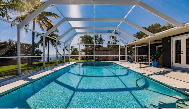 WATERFRONT MODERN 4/2 FLORIDA HOME POOL BOAT DOCK AND LIFT DIRECT GULF ACCESS