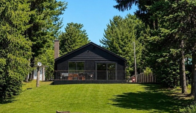 Waterfront- Modern Luxurious Cabin on Clam Lake – Torch Lake Boating