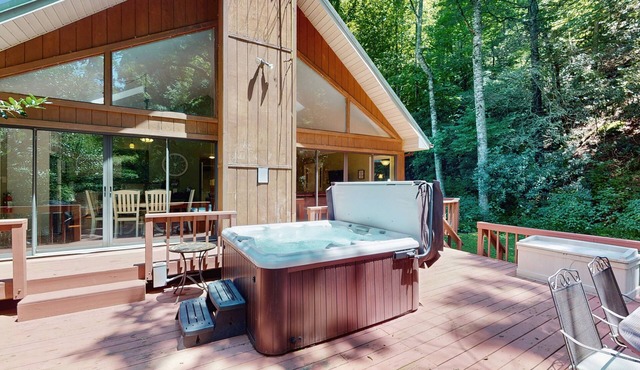 Waterfront Mountain Cabin w/New Hot Tub, Large Deck, Firepit, Gas Grill & WiFi