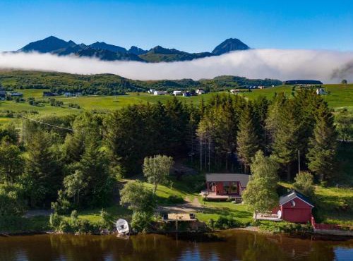 Waterfront mountain view cabin Lofoten