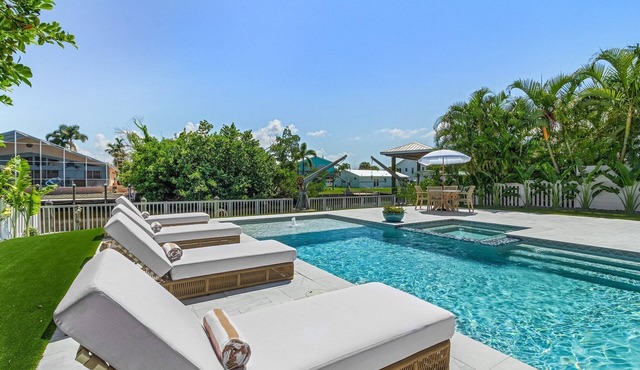 Waterfront Oasis w/Pool, & Dock- Sleeps 8!
