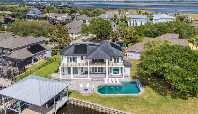 Waterfront Oasis - 5 bedrooms, private pool and 2 docks