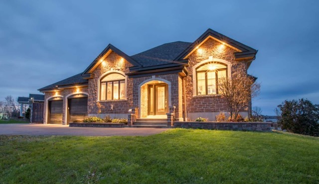 Waterfront Oasis: Luxury Retreat Between Ottawa and Montreal