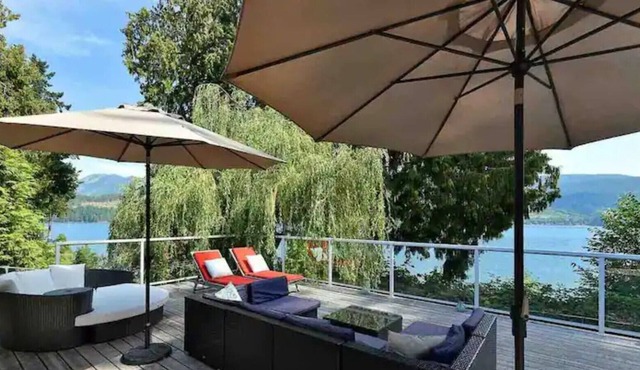 Waterfront Oasis With Hot Tub & Propane Fire Pit!