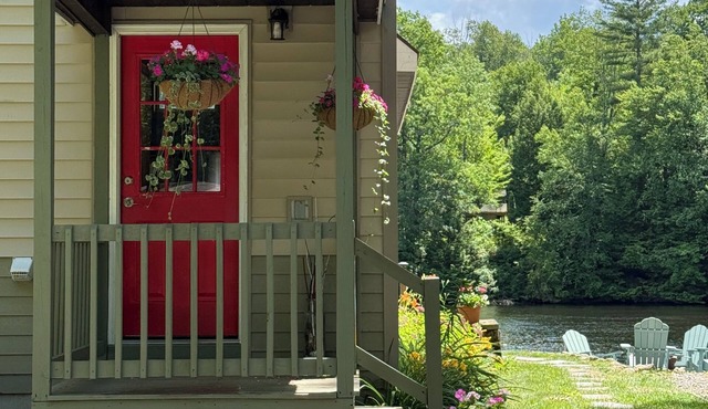 Waterfront paradise, hot tub. Saratoga/Lake George. Super clean & sanitized.