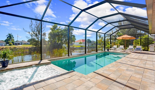 Waterfront Paradise in Cape Coral, 4BR Salt Pool & Spa
