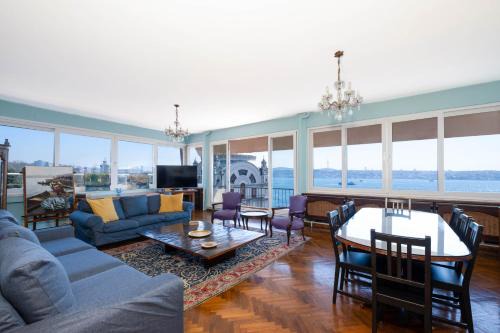Waterfront Penthouse Apt with a Stunning View