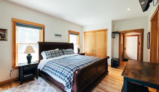 Waterfront Private Apartment, 5 minutes from LLBean!